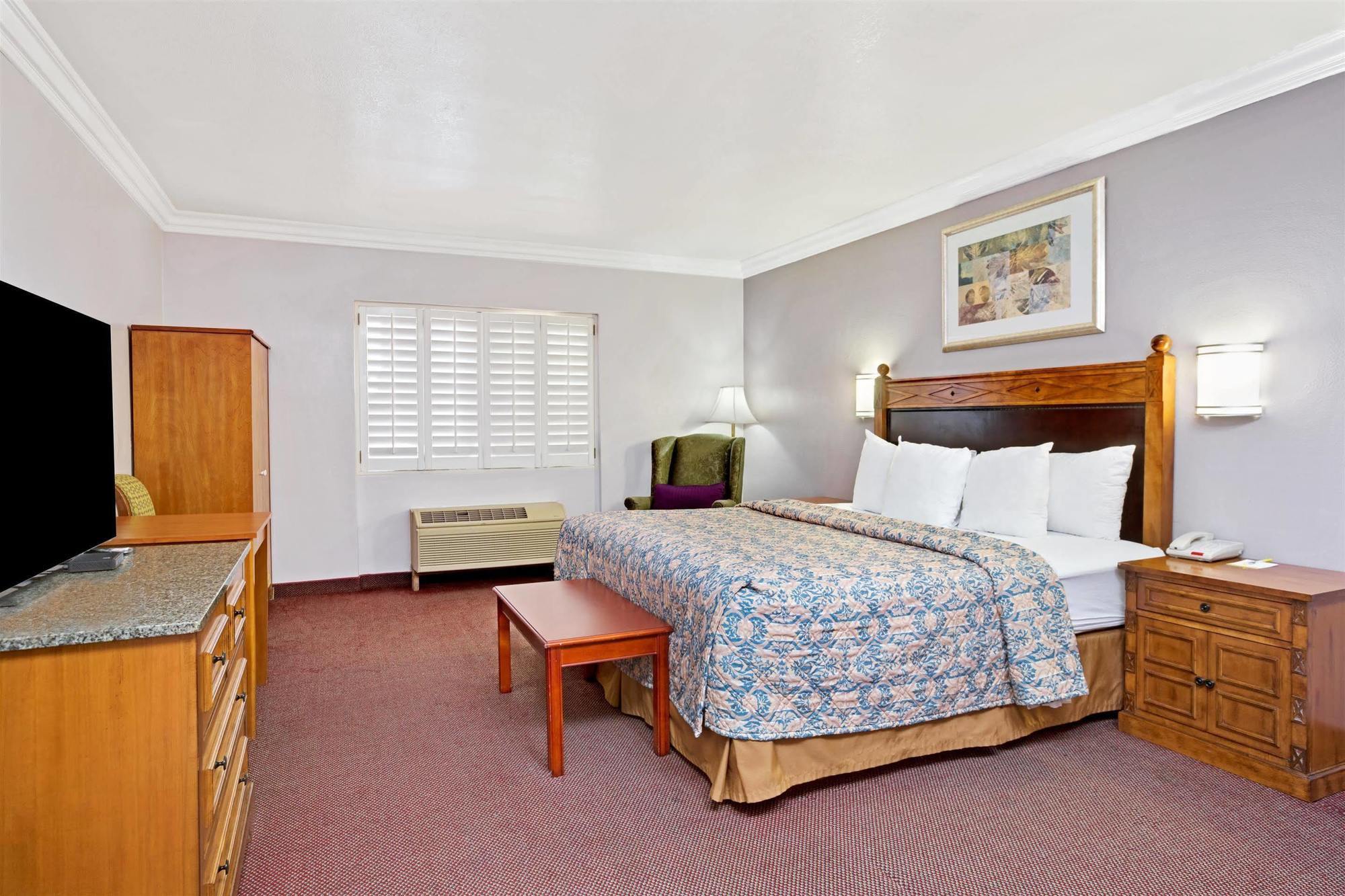 Days Inn By Wyndham West Covina Exterior photo